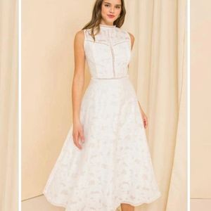 Elegant White Sleeveless Dress